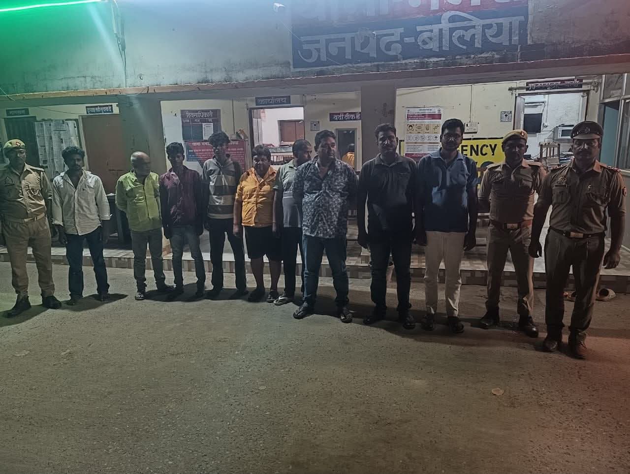 बलिया : मुर्गी फार्म के पास चल रहे जुए पर पुलिस का छापा, 2.19 लाख रुपये के साथ 9 आरोपी गिरफ्तार