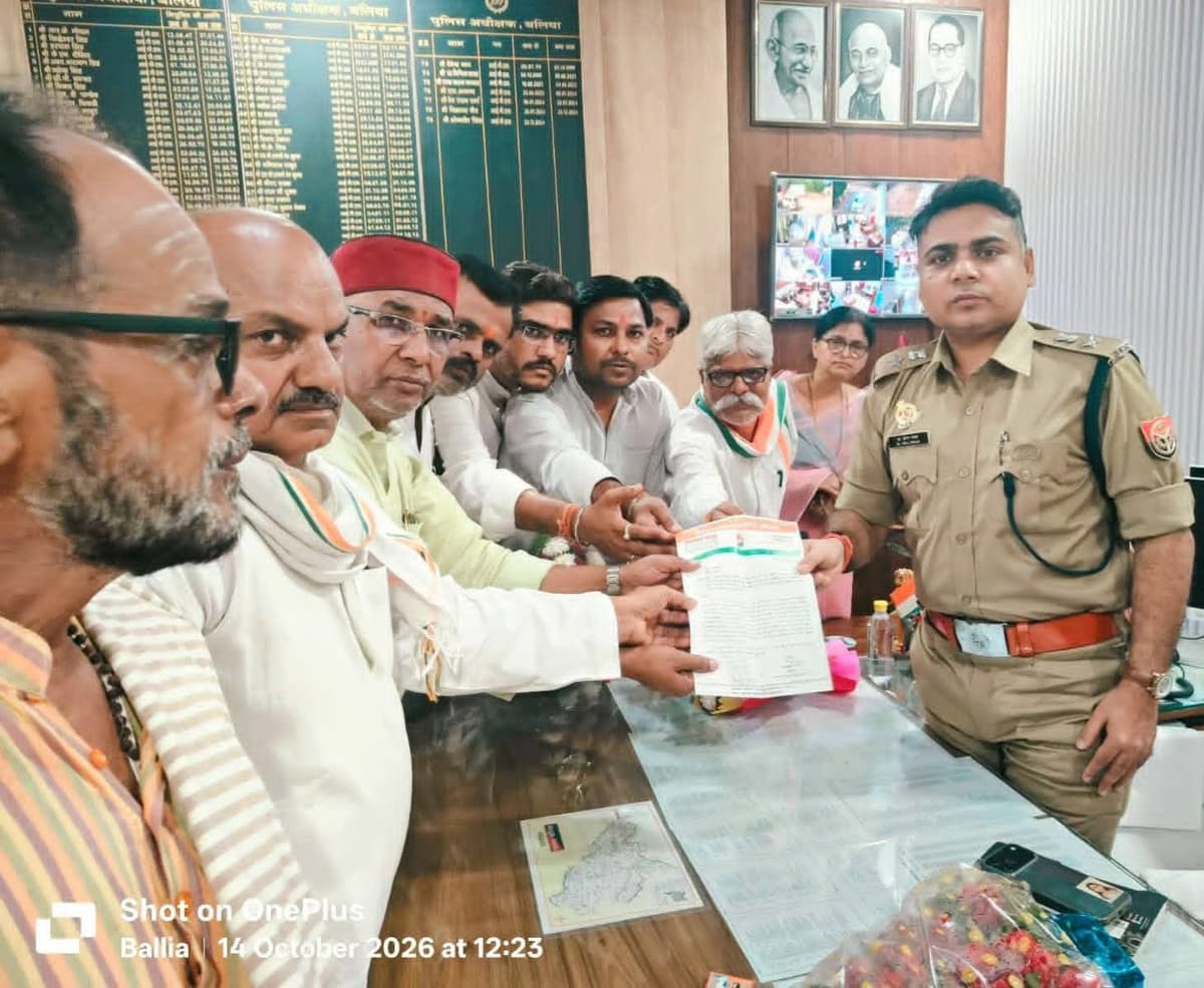 कांग्रेस नेताओं ने SP बलिया को सौपा ज्ञापन, पूर्व मंत्री नारद राय और भाजपा महिला मोर्चा की जिलाध्यक्ष श्वेता राय के विरुद्ध मुकदमा दर्ज करने की मांग