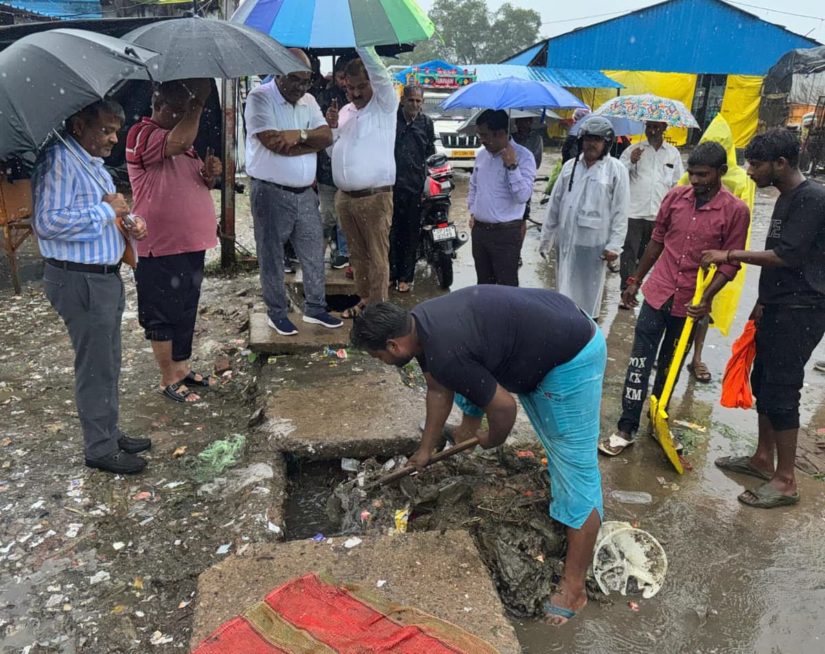 दुबग्गा मंडी में जलभराव पर मंडी निदेशक का औचक निरीक्षण