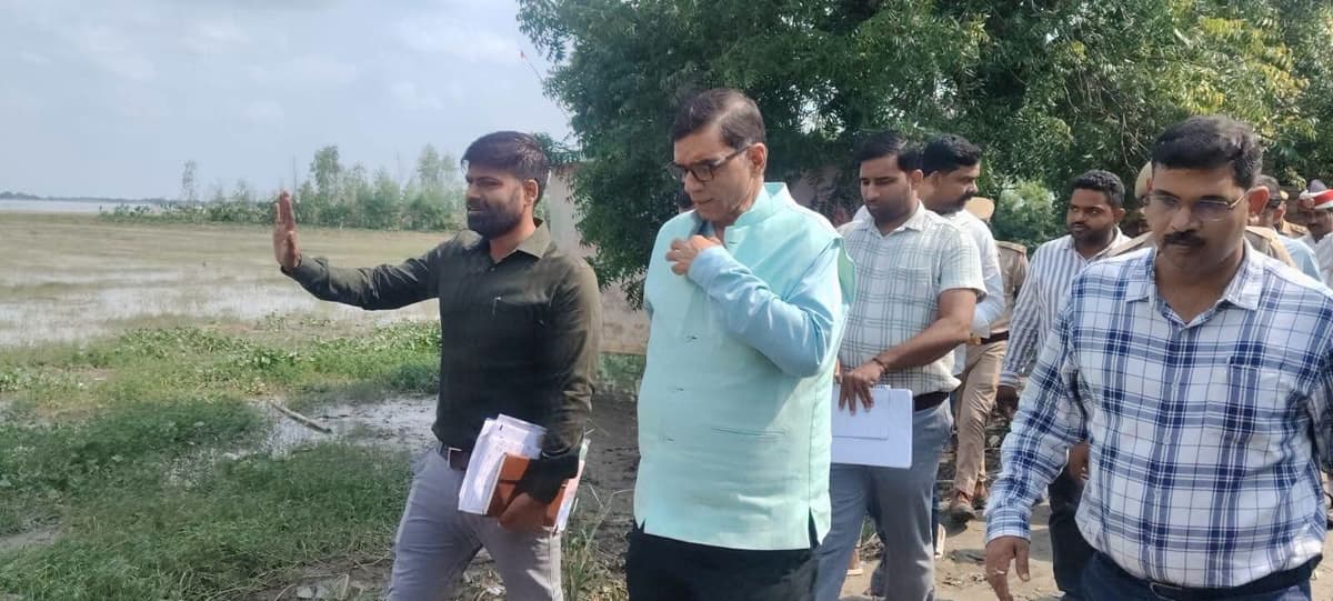 बाढ़ का स्थायी समाधान निकालने की पहल, सुल्तानपुर में डीएम ने लिया जायजा
