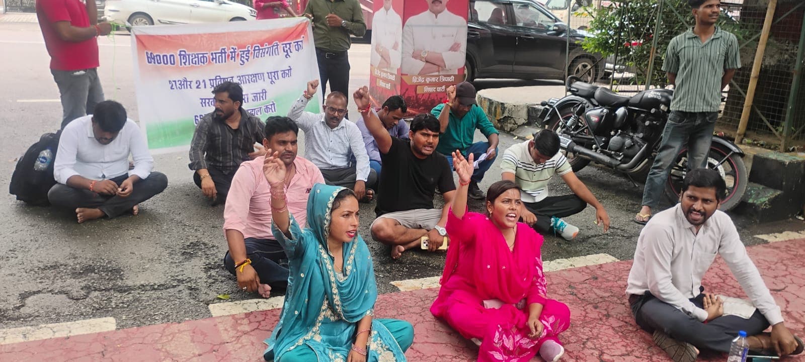 69000 शिक्षक भर्ती : कैबिनेट मंत्री संजय निषाद के आवास के बाहर अभ्यर्थियों का प्रदर्शन