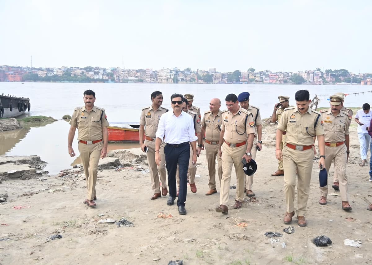 30 लाख दर्शकों की संभावित भीड़ के बीच एयर शो की तैयारी, पुलिस आयुक्त ने घाटों का किया निरीक्षण