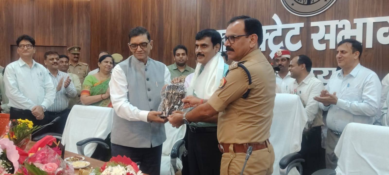 बलिया में बदला प्रशासनिक नेतृत्व, मंगला प्रसाद सिंह की विदाई, ज्ञानेंद्र सिंह ने संभाली कमान