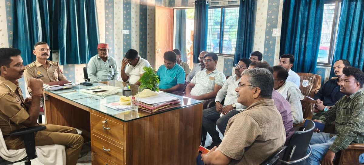 सिकंदरपुर थाने में पत्रकारों संग पुलिस की बैठक, त्योहारों पर सुरक्षा और कानून-व्यवस्था को लेकर चर्चा