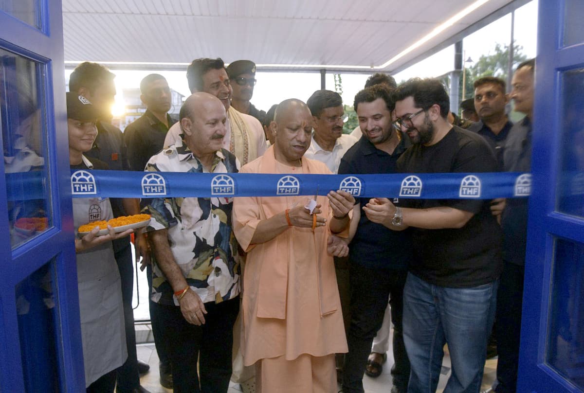 गोरखपुर में द हेजलनट फैक्ट्री का नया आउटलेट शुरू, CM योगी ने किया उद्घाटन