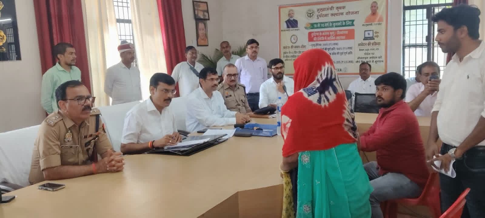 करंट से मौत के बाद भी नहीं मिला मुआवजा, डीएम ने पूर्व और वर्तमान लेखपाल पर कार्रवाई के दिए निर्देश