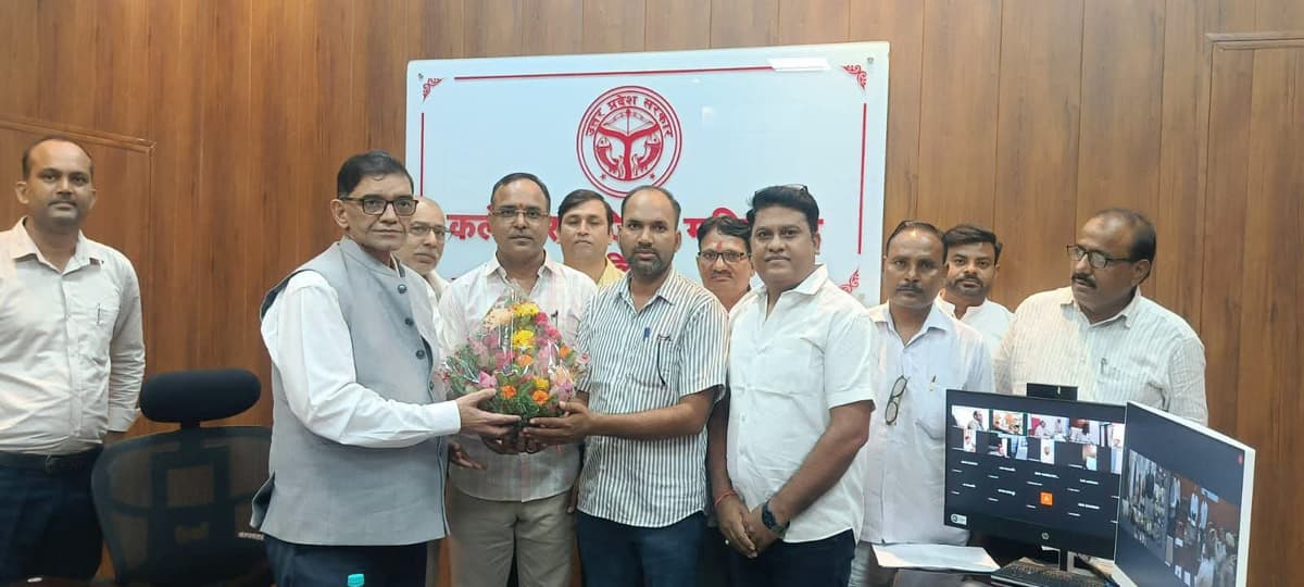नवागत जिलाधिकारी ज्ञानेंद्र सिंह से मिला लेखपाल संघ, दी शुभकामनाएं