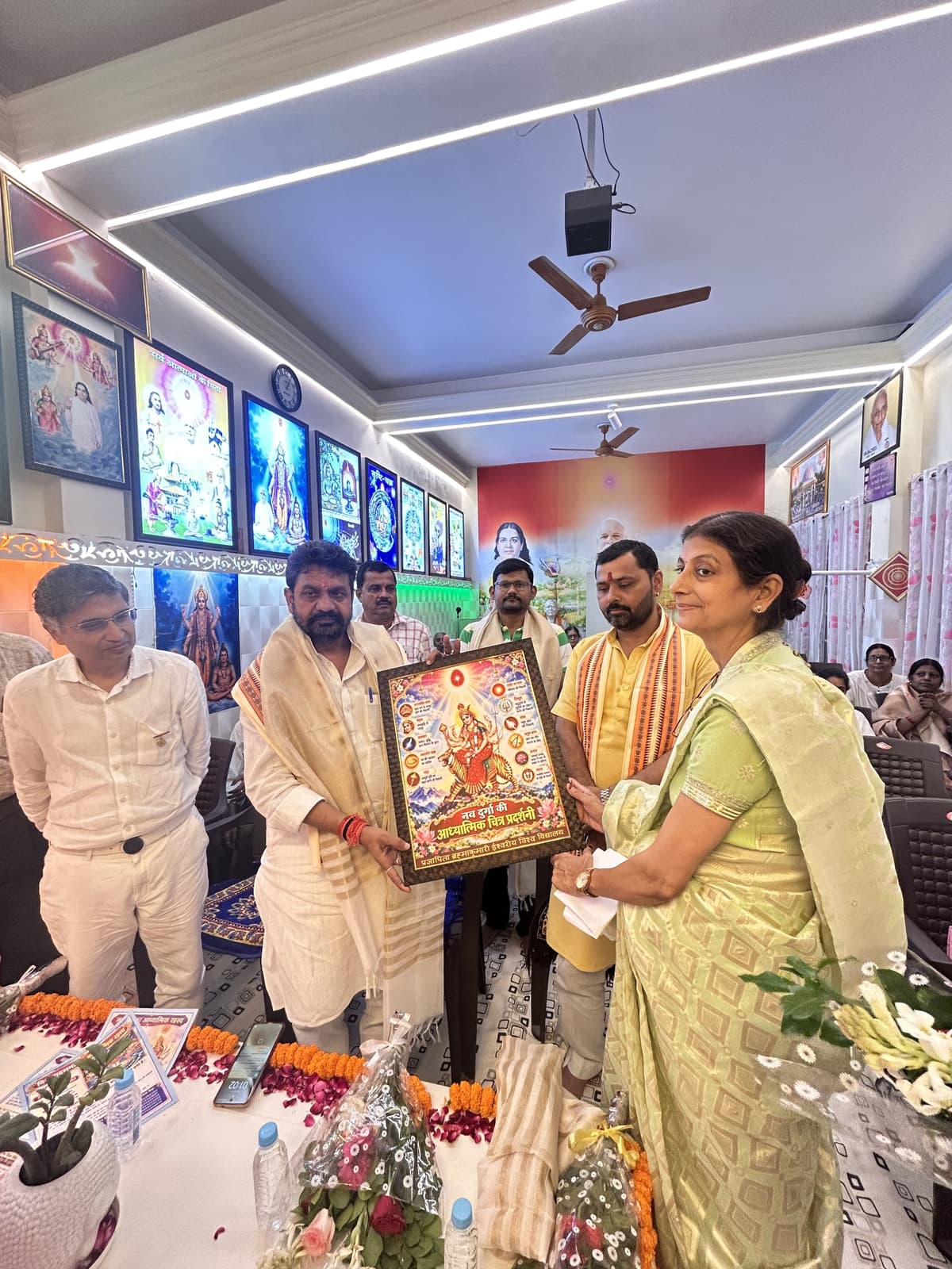 नारी शक्ति ही सृष्टि की शक्ति, अपने भीतर के अहंकार और विकारों का करें दहन