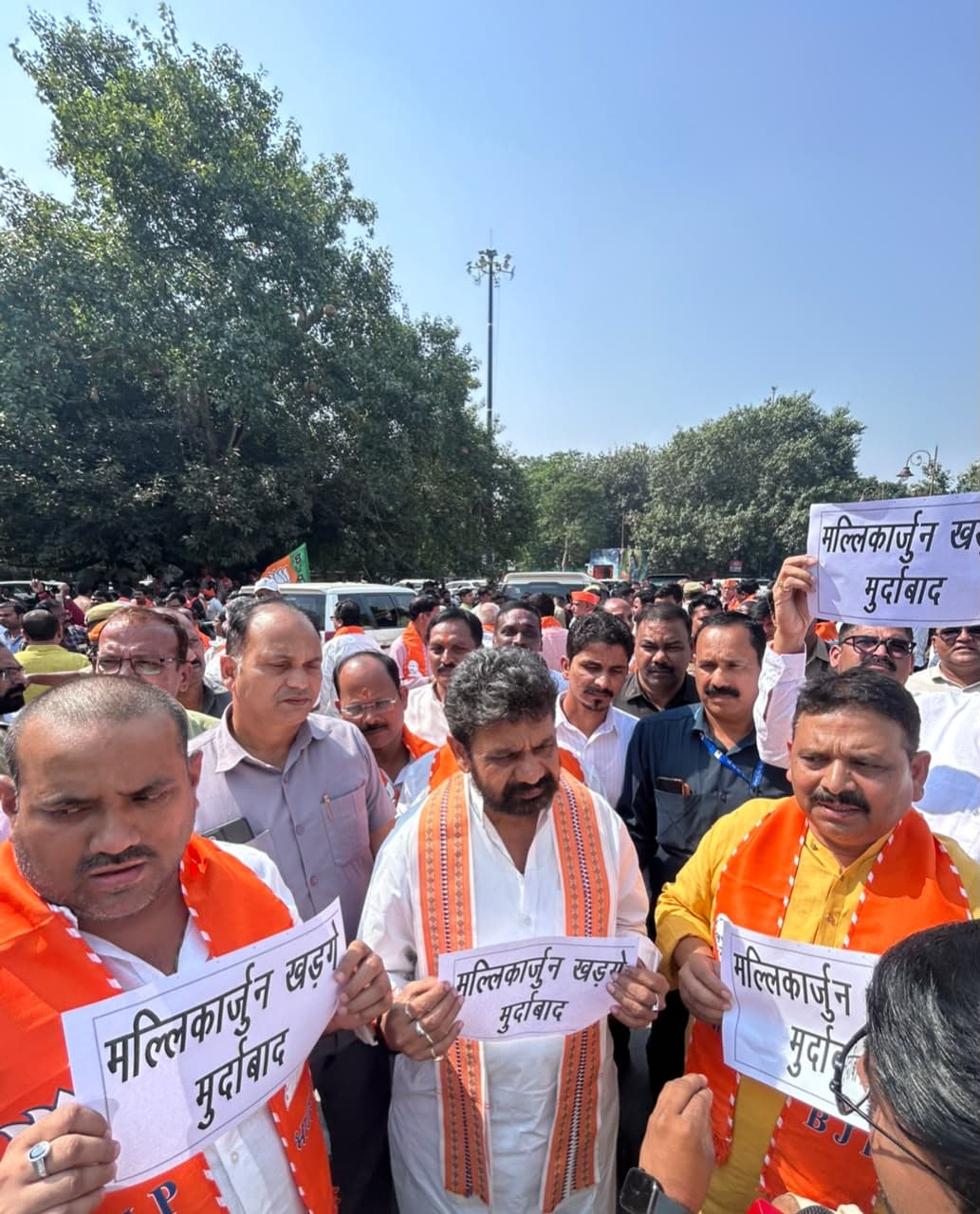 खड़गे की टिप्पणी पर वाराणसी में भाजपा का प्रदर्शन, राहुल गांधी और खड़गे के पुतले फूंके