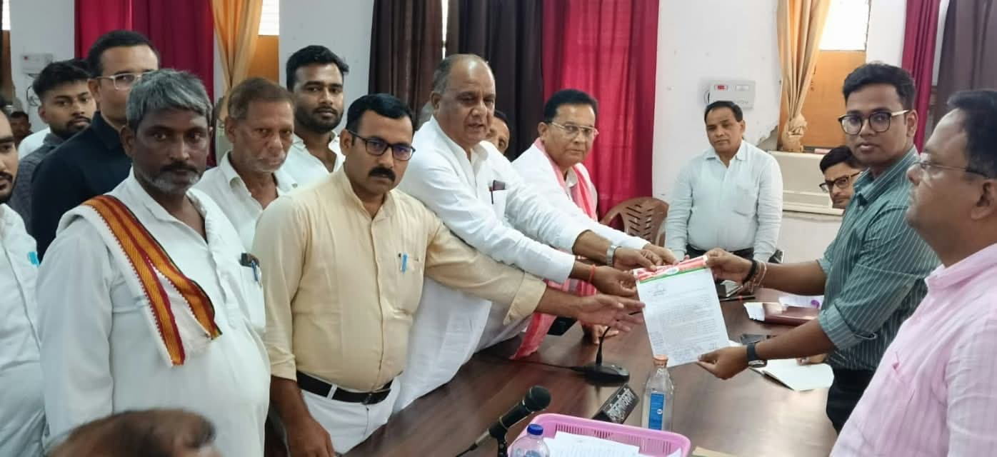 सड़क निर्माण में अनियमितता का आरोप, निष्पक्ष जांच की मांग को लेकर सौंपा ज्ञापन
