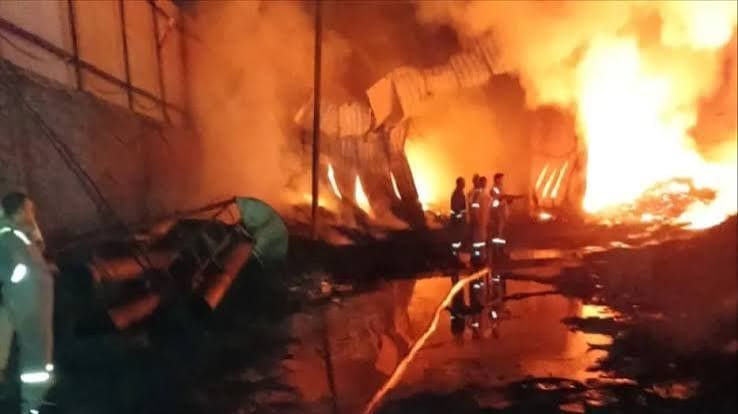 कानपुर देहात में टायर फैक्ट्री के तेल टैंक में भीषण आग, दो मजदूरों की मौत; 2 किमी दूर तक दिखा धुएं का गुबार