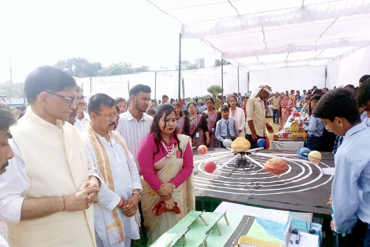 विज्ञान मेले में बच्चों के मॉडल देख प्रभावित हुए डीएम, विद्यार्थियों को लक्ष्य तय कर पढ़ने की दी सीख