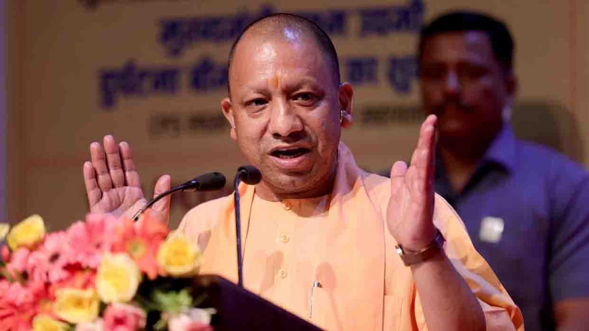 योगी सरकार अब आंगनबाड़ी कर्मियों को हर साल देगी तीन साड़ियां