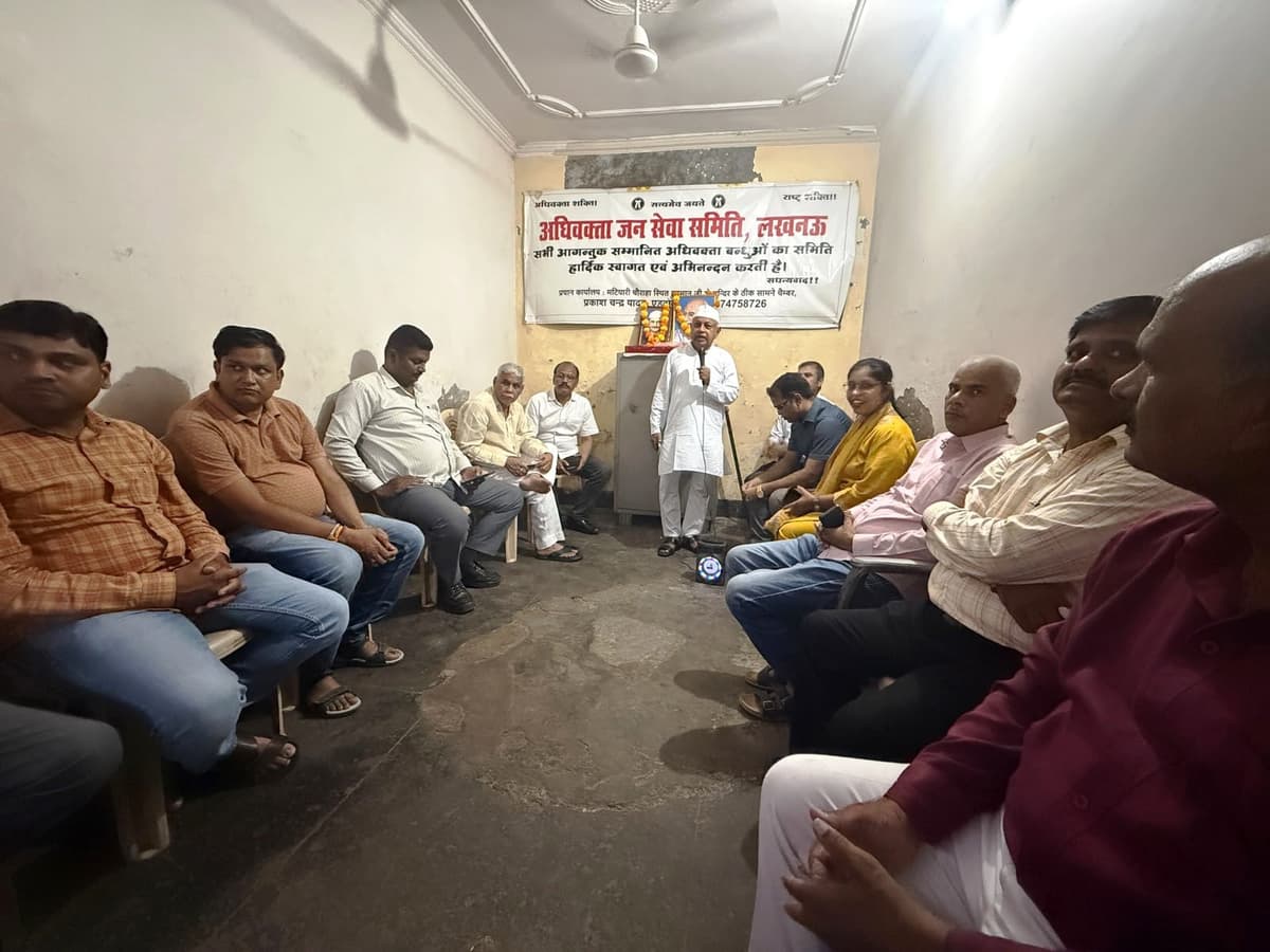 गांधी-शास्त्री जयंती पर अधिवक्ता जन सेवा समिति ने किया माल्यार्पण, दो वरिष्ठ पत्रकार सम्मानित