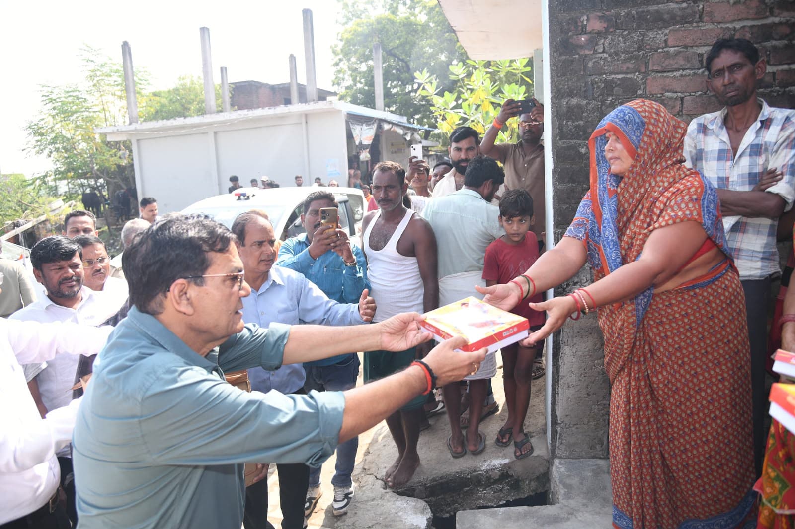 बाढ़ प्रभावित सैंथा पहुंचे मंत्री ए.के. शर्मा, राहत कार्यों का लिया जायजा