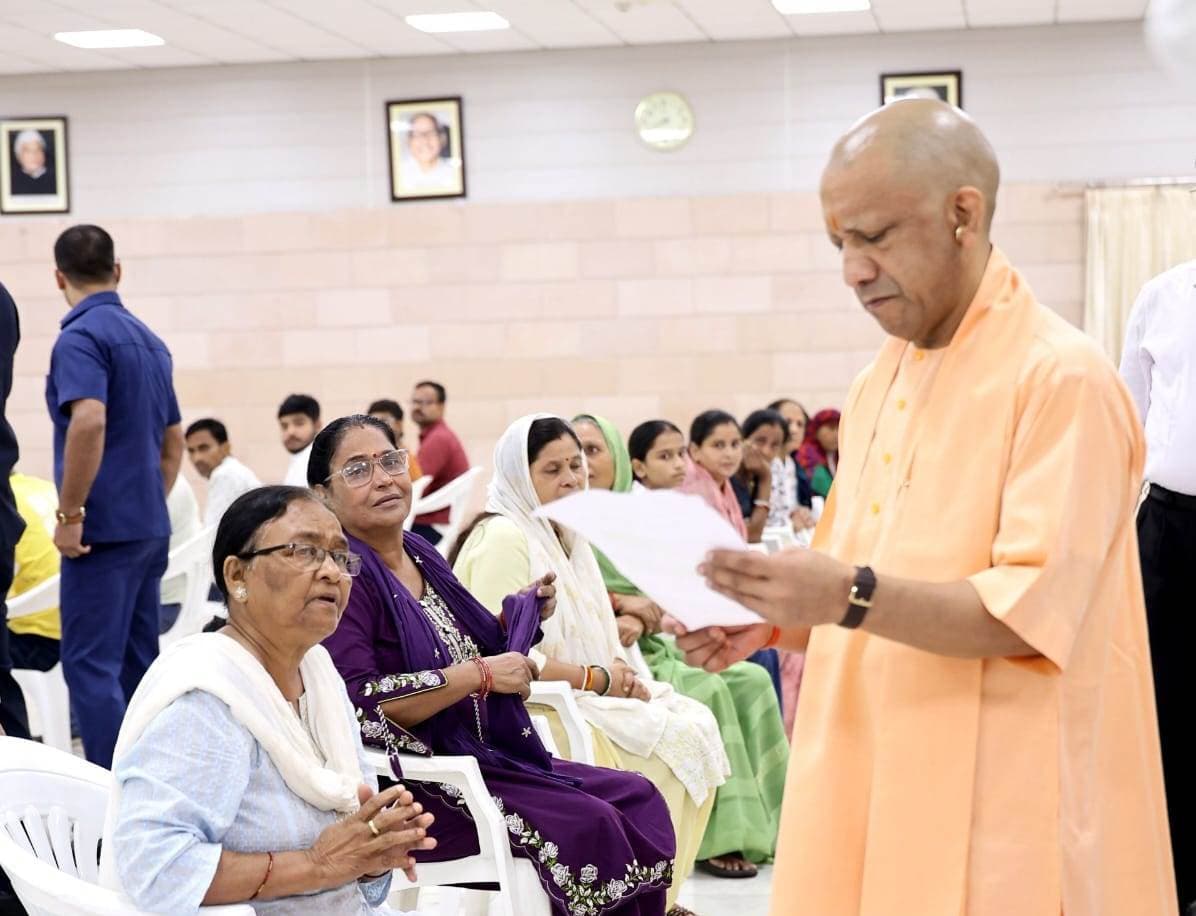 सीएम योगी ने जनता दर्शन में सुनी फरियाद, अधिकारियों को प्राथमिकता से समस्याओं के समाधान के निर्देश