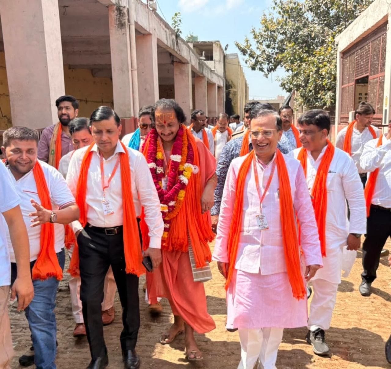 गौ माता छप्पन भोग एवं पंखा सेवा में दिखा श्रद्धा और सेवा का भाव