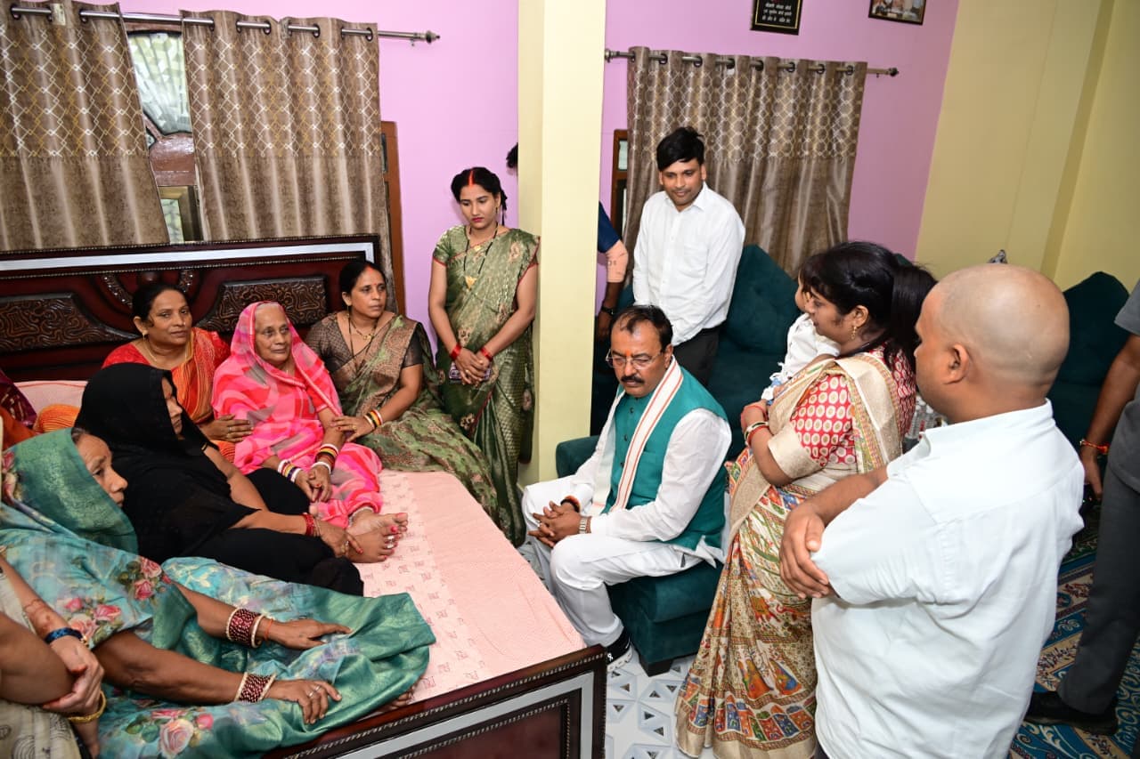 उपमुख्यमंत्री केशव प्रसाद मौर्य ने शोक संतप्त परिवारों से मिलकर व्यक्त की संवेदना