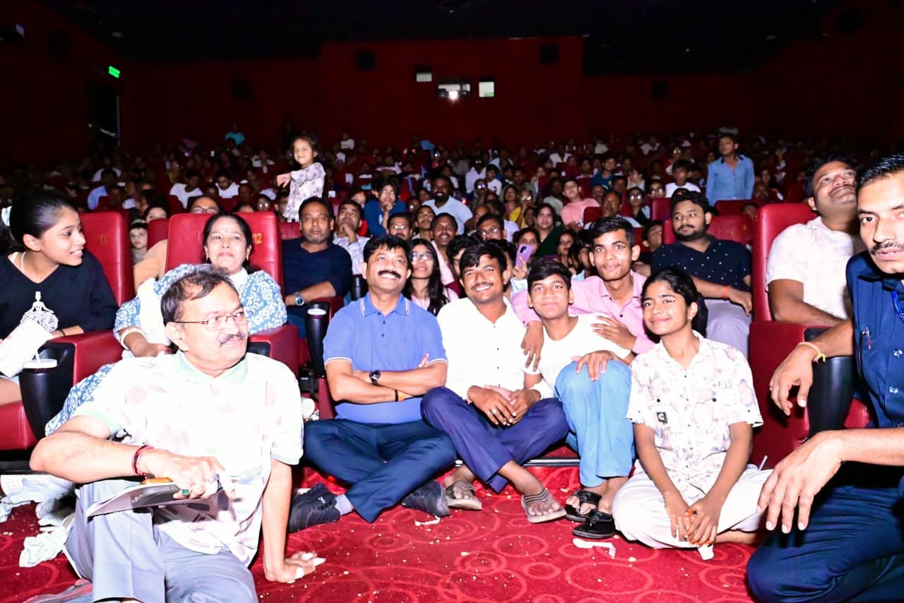 भक्ति भाव ऐसा कि जमीन और सीढ़ी पर बैठ कर लोग देख रहे हनुमान अंश