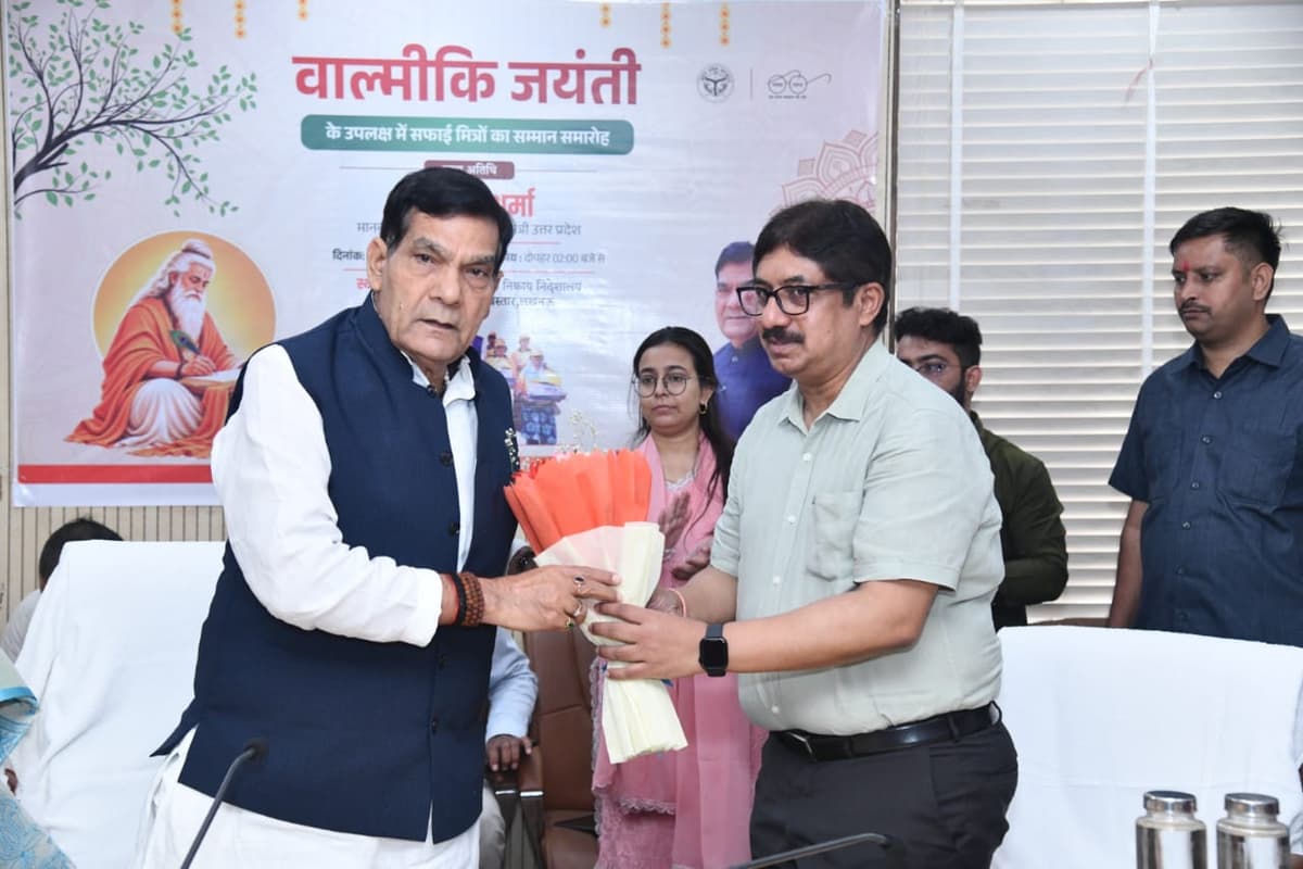 महर्षि वाल्मीकि जयंती पर मंत्री ए.के. शर्मा ने किया नमन, सफाई मित्रों को किया सम्मानित