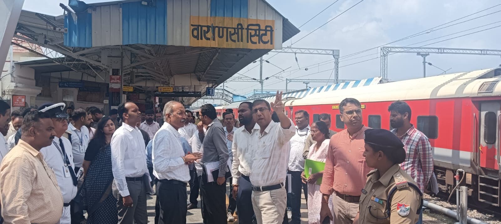पूर्वोत्तर रेलवे GM उदय बोरवणकर ने बनारस और वाराणसी सिटी स्टेशन का किया निरीक्षण