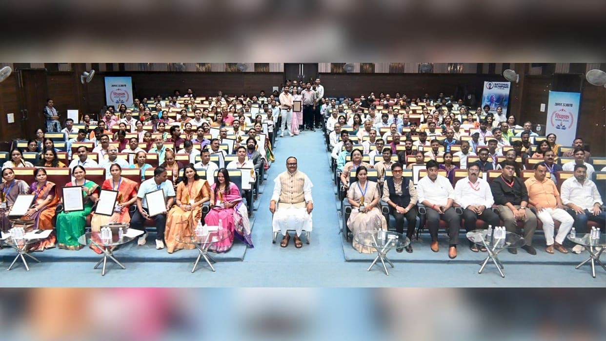 शिक्षक ही गढ़ते हैं राष्ट्र का भविष्य, वाराणसी में 100 से अधिक शिक्षकों को मिला सम्मान; डिप्टी सीएम बोले—आपमें सृजन की शक्ति