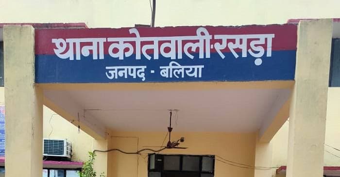 बलिया : 15 लाख के अवैध पटाखों का जखीरा बरामद, रसड़ा में घनी आबादी के बीच चल रहा था भंडारण