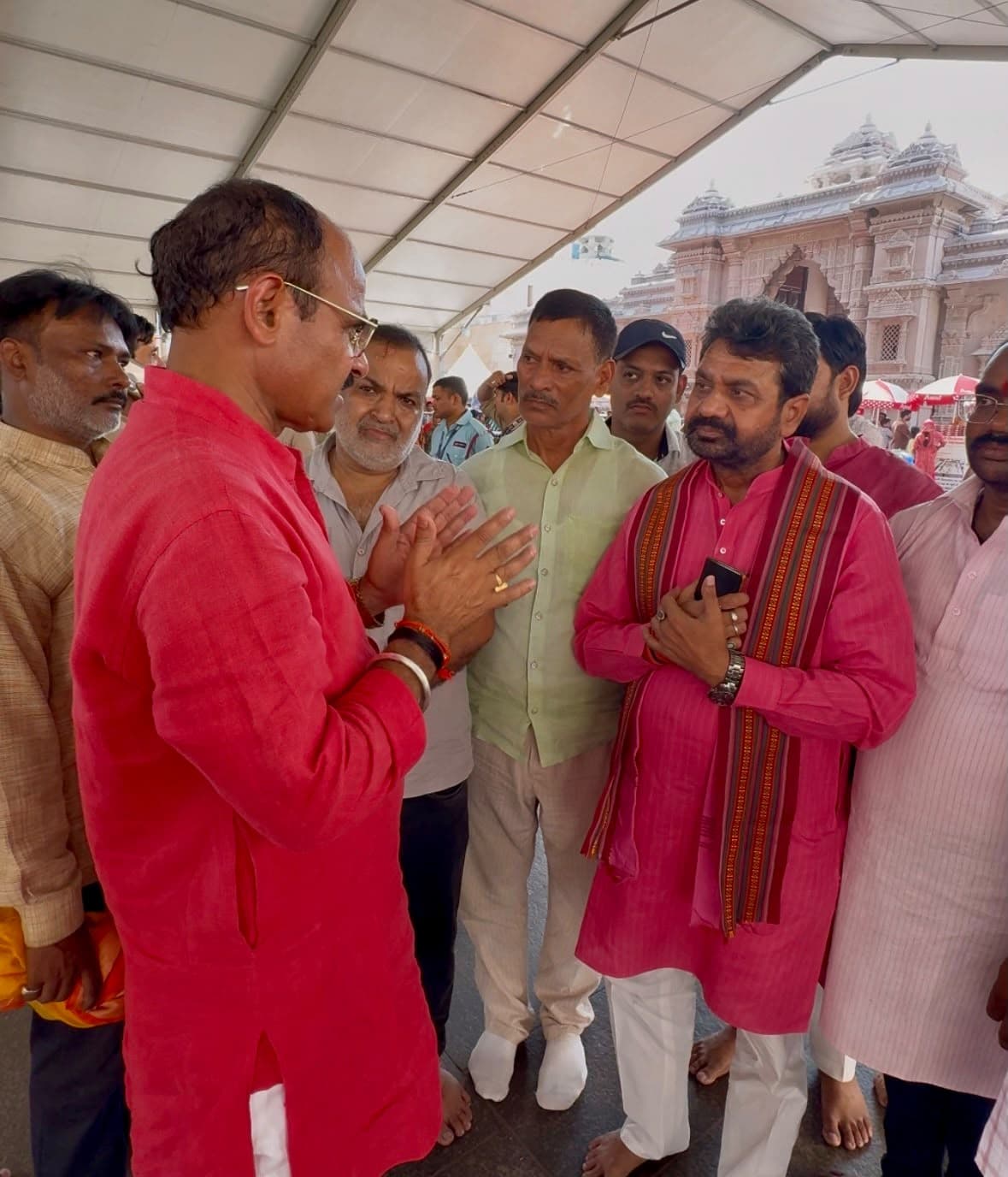 काशी विश्वनाथ धाम में श्रद्धालुओं से संवाद, सुविधाओं और व्यवस्थाओं का लिया फीडबैक