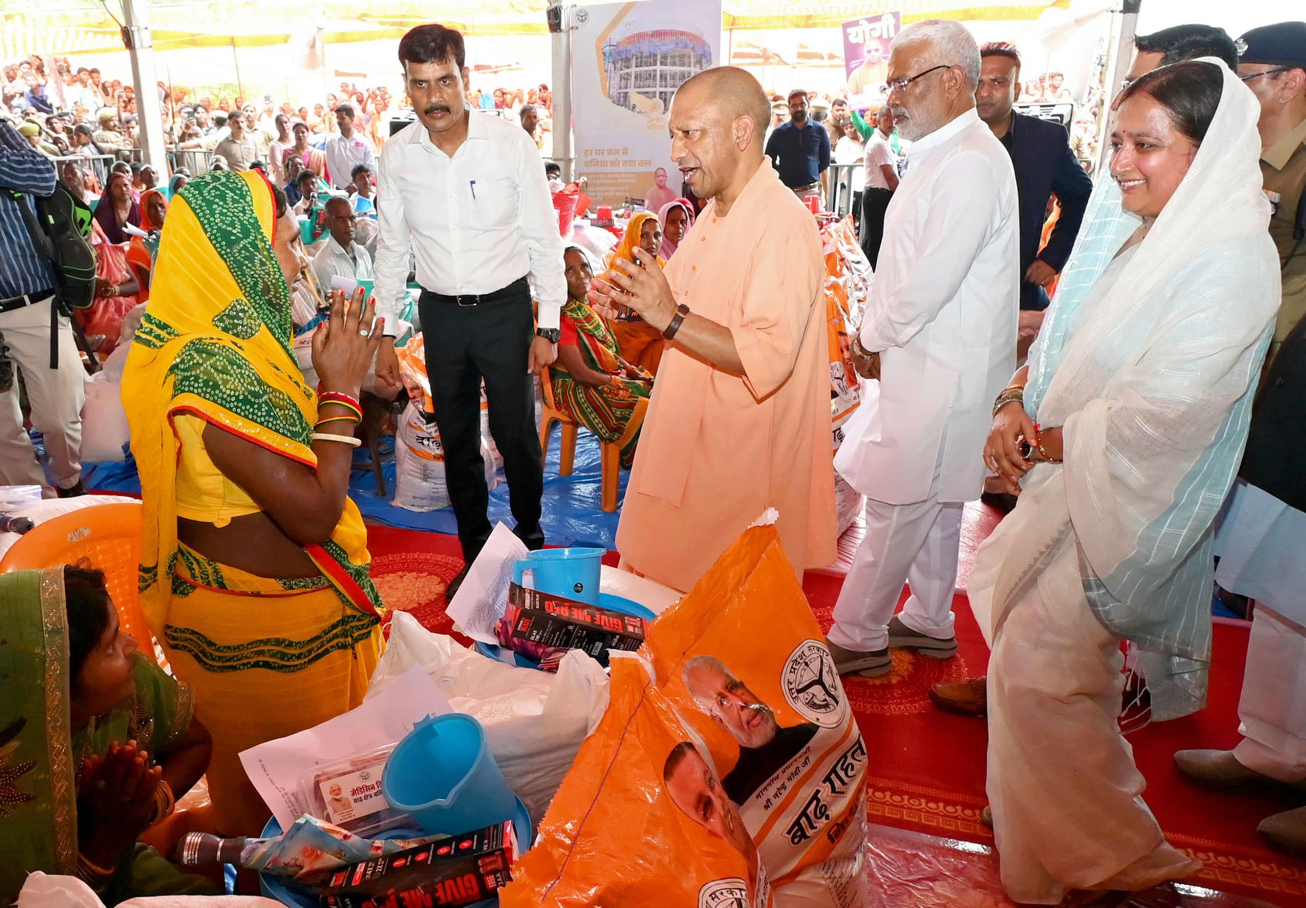 बाढ़ पीड़ितों के बीच पहुंचे सीएम योगी, बोले— "संकट की घड़ी में साथ है सरकार"