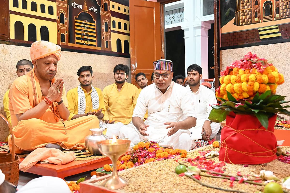 गोरखनाथ मंदिर में वैदिक मंत्रोच्चार के बीच स्थापित हुआ कलश, योगी आदित्यनाथ ने की मां शैलपुत्री की पूजा-अर्चना