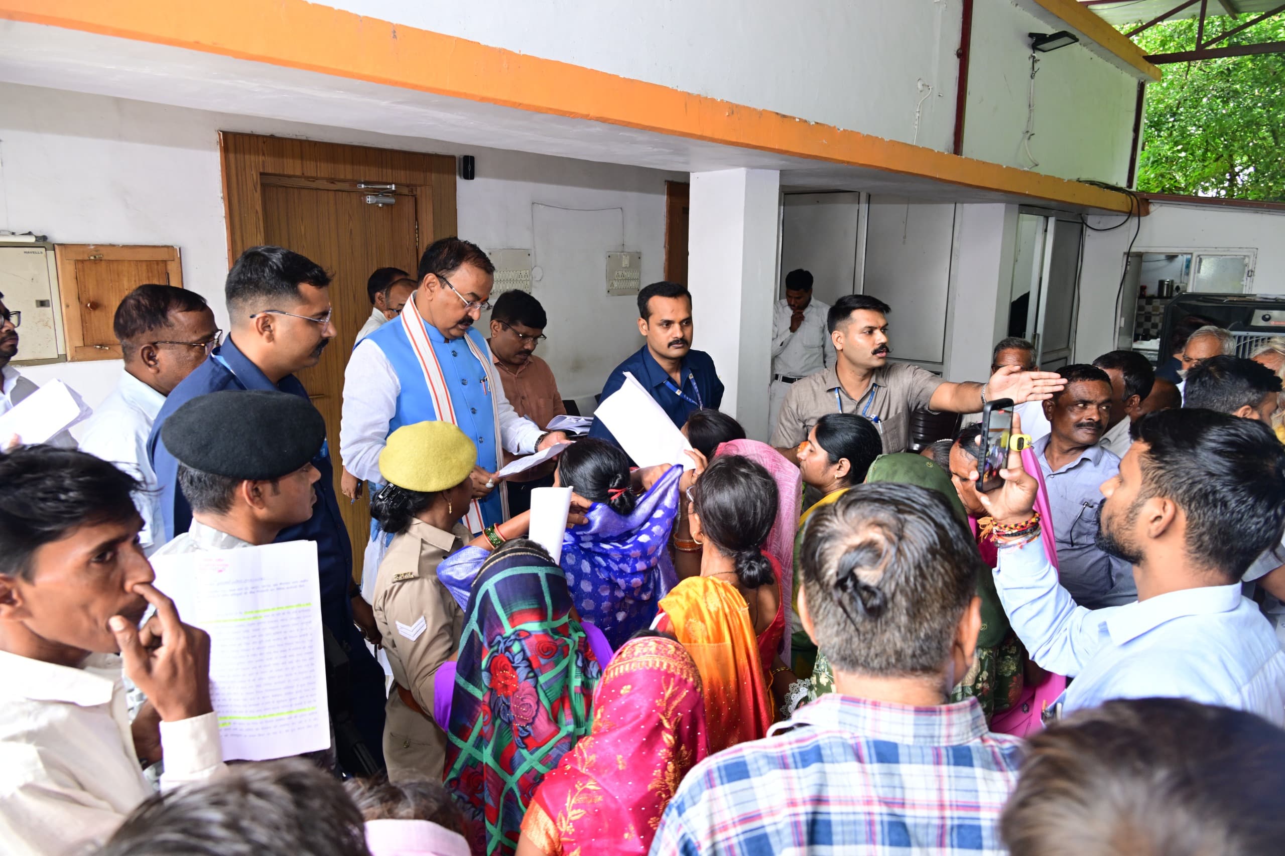 उप मुख्यमंत्री केशव प्रसाद मौर्य ने जनता दर्शन में सुनी समस्याएं, दिए त्वरित निस्तारण के निर्देश
