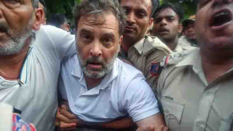 आकाशवाणी भवन पर विपक्ष का हंगामा, राहुल गांधी और कई नेता पुलिस हिरासत में