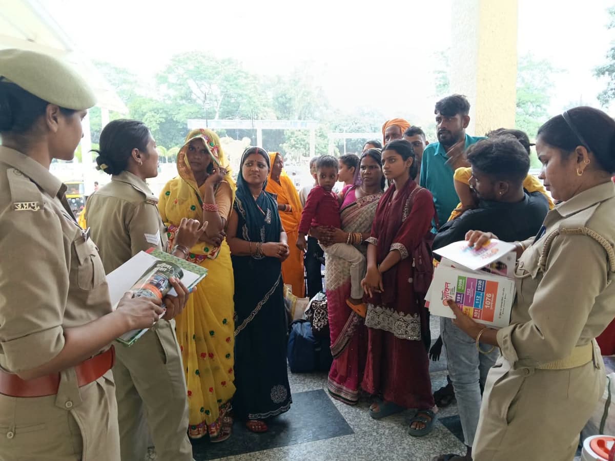 मिशन शक्ति फेज-6.0: बलिया में महिलाओं और बालिकाओं को सुरक्षा के प्रति किया जागरूक, चौपाल लगाकर बांटे पंपलेट