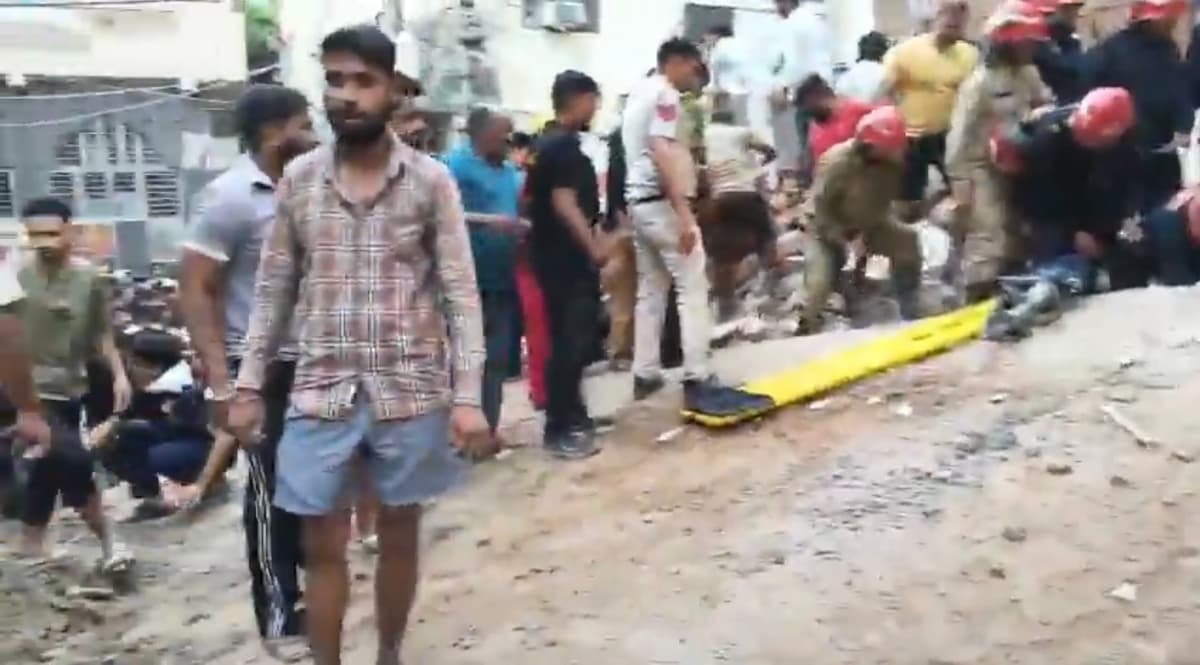 सत्य निकेतन में भरभराकर गिरी इमारत, कई क्षात्र मलबे में दबे