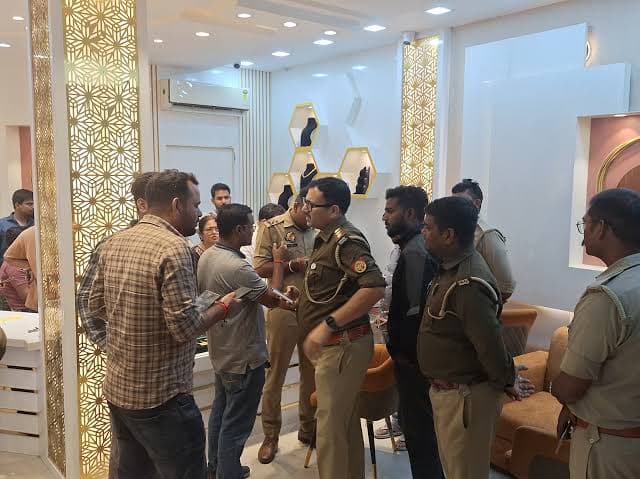गाजीपुर में ज्वैलर्स शॉप पर गोलियों की बौछार, दो नकाबपोश बदमाश गहने लूटकर फरार; बाजार में मचा हड़कंप