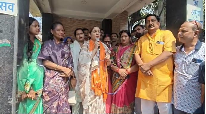 गांधी जयंती पर अपर्णा यादव ने थामी स्वच्छता की कमान, गांधी प्रतिमा और चबूतरे की खुद की सफाई