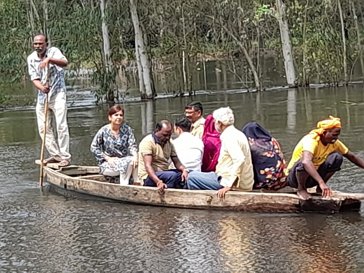 दस दिन से गांव में कैद ग्रामीणों तक नाव से पहुंचीं एसडीएम मलिहाबाद, सुनी समस्याएं