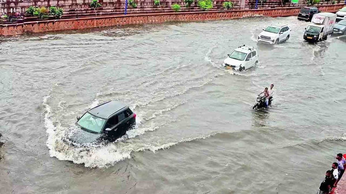 राजधानी लखनऊ में 40 घंटे से बारिश, जलभराव से जनजीवन बेहाल